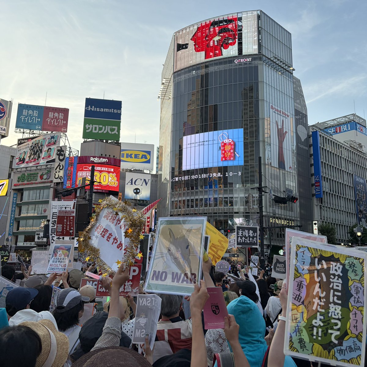 marukawauso's tweet photo. 忘れられない光景だった。みんな凛として、力強く声をあげていた。流されるままに諦めたくないなと思った。
#渋谷交差点デモ https://t.co/tVbVEkHzIx