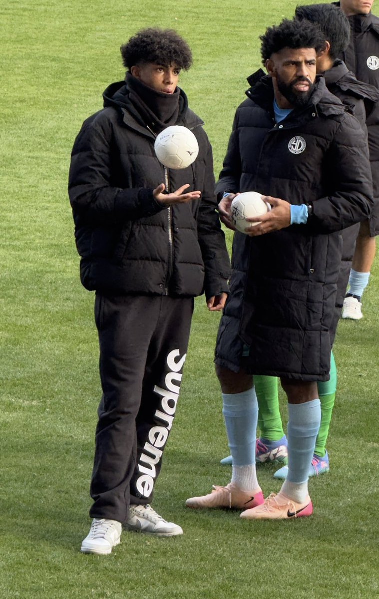 patricaguiar's tweet photo. フェリペ、15歳のお誕生日おめでとう。
お父さんは、まだ小さかった頃、一緒に日本の公園で遊んだ日々を昨日のことのように覚えています。
あの頃の小さな男の子が、今ではお父さんに追いつきそうなくらい立派な青年へと成長しました。
お父さんは、あなたの父親であることを心から誇りに思っています。
サッカーでも、サッカー以外の人生でも、これからもずっと応援し続けます。
そして、どんな時もあなたは一人ではありまん。お父さんとお母さんは、いつもあなたの味方です。🙏 ❤️🎉😊