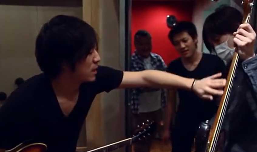 backnumber_inff's tweet photo. back numberによるヒット曲「高嶺の花子さん」のレコーディングに密着したドキュメント映像が販売中！メンバー3人のコメントも含めた約30分にわたる番組で、初の海外ロケとなった台湾でのMV撮影にも同行している。初回盤の付属DVDに収録。

詳細：https://t.co/jEZgdQGNPa https://t.co/jawPL4I4C4
