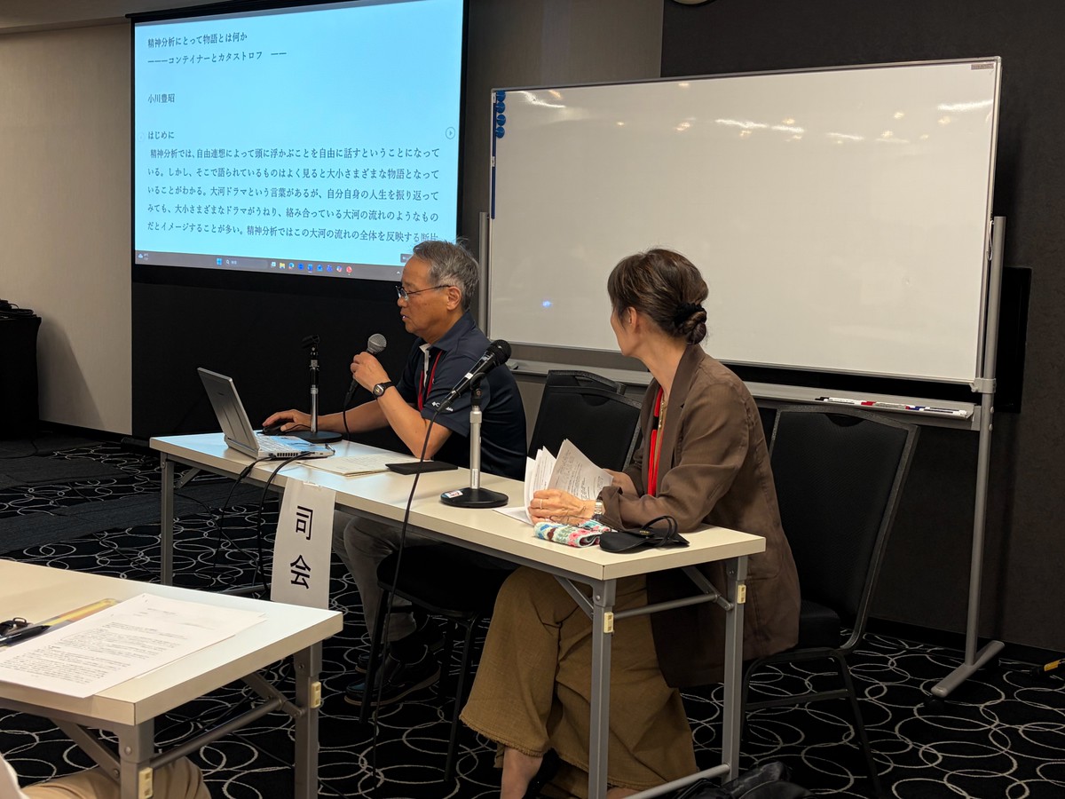 JPS_PR's tweet photo. 【日本精神分析協会 第44回 学術大会】
2026年6月14日（日）15:00-17:00
パネル3「精神分析にとって物語とは」の様子です。

企画者 :小川豊昭
司会者 :日下紀子
パネリスト:松木邦裕、藤山直樹、小川豊昭
討論者 :田中克昌

#精神分析 https://t.co/QB7Wc7xWNx