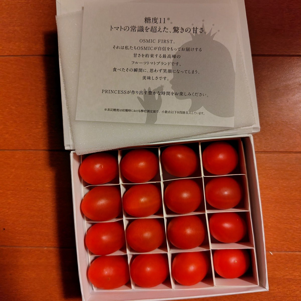 s44guchi's tweet photo. 中山福の優待でお願いしてたトマトが届いた～
自分では絶対買わない、高級トマト🍅。
綺麗に整列して見た目からも高級さがわかる。
ヘタも取られていて食べやすい。
そして最大の感動ポイントがやっぱり味‼️マジ美味しかった。こんなトマトあるんだ～
味わって味わって味わって食べます。 https://t.co/6O171O28n6