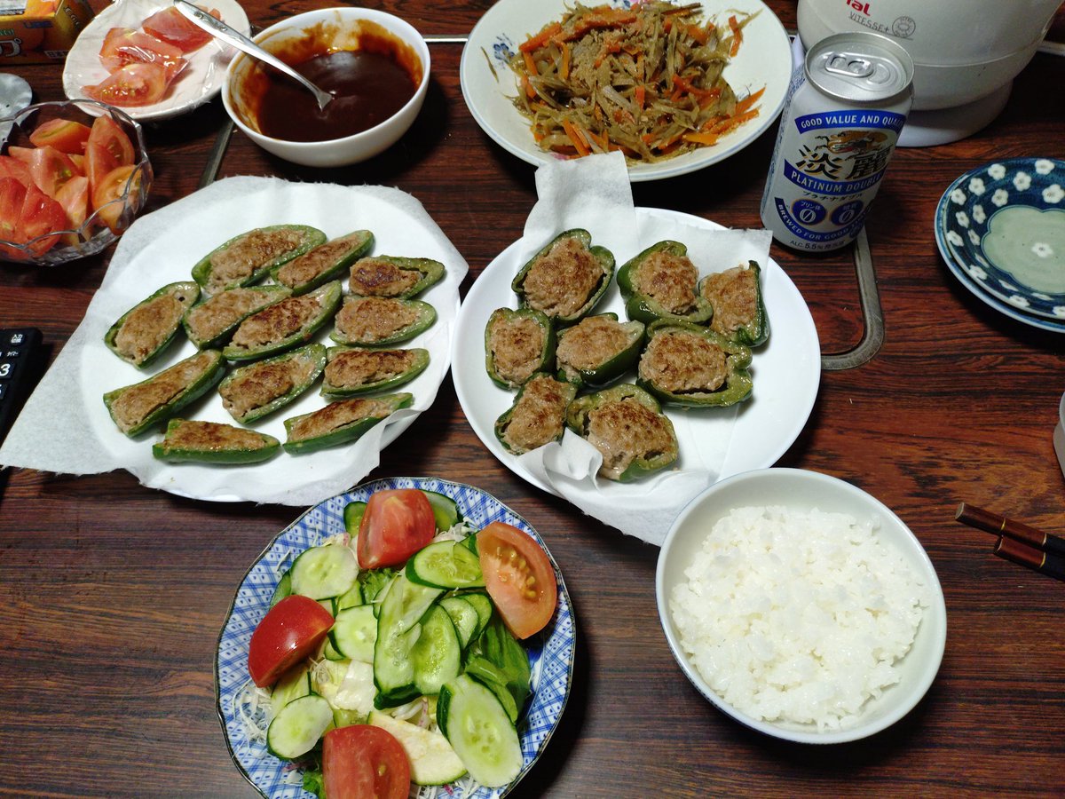 bubumitsu's tweet photo. ピーマンの肉詰め、きんぴらゴボウ🤤 https://t.co/mnwq1lEld2