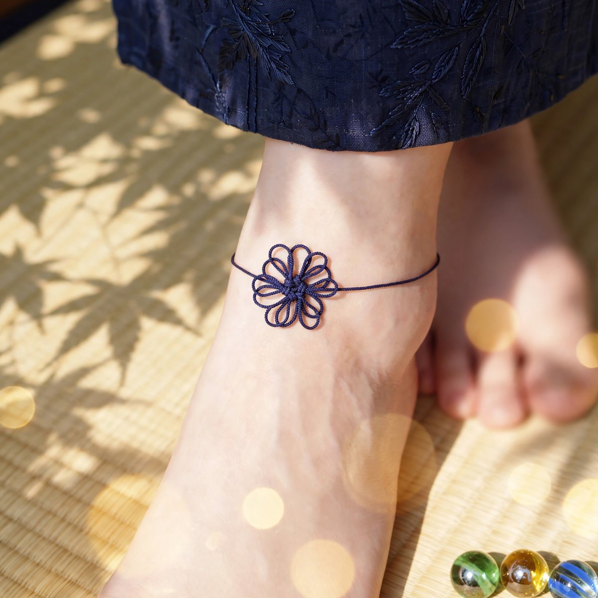 nuta_design's tweet photo. 7月19日(日)の再販売
飾り結びアンクレット「ひとさしの、滴」 
繊細に仕立てた、ひと筋の紐で足首に纏うアイテム。付けていることを忘れるくらいに軽量です。  浴衣や着物の足元にも粋、洋装のワンポイントにも。 
Delicate Deep Blue Japanese Ornamental Knot Anklet
精緻深藍日式飾結腳鍊 https://t.co/laK6PIgfPl