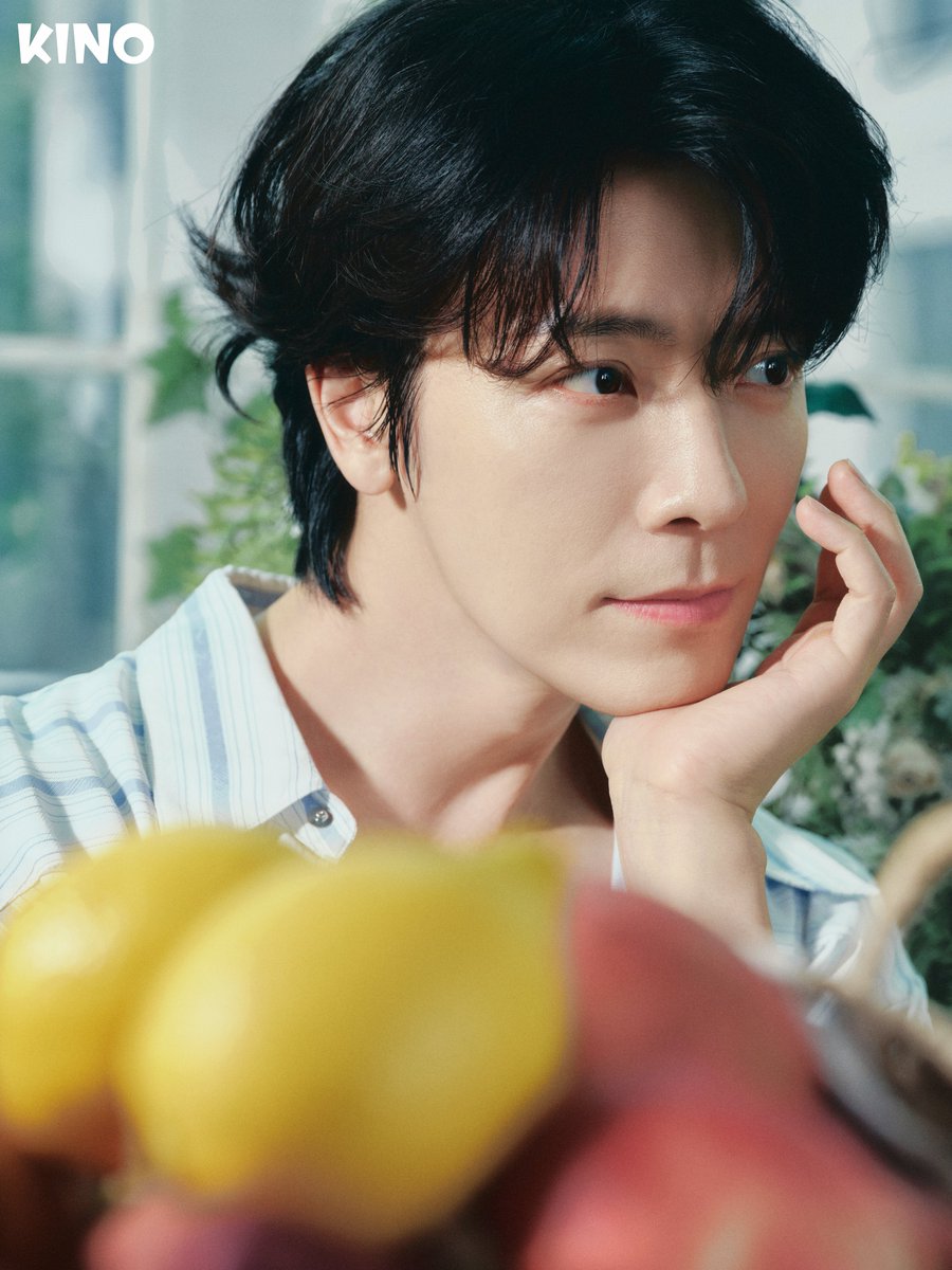 Its_Kinomag's tweet photo. 여름이 가장 아름다운 순간은 언제일까?
따뜻하게 달궈진 땅 위로 사과가 떨어지는 순간,
한여름 밤하늘 가득 별빛이 쏟아지는 순간.
어쩌면,
빛이 조용히 내려앉는 어느 순간,
그가 그 자리에 있었기 때문일지도 모른다.
바로 지금,
바닷바람은 먼 곳에서 천천히 불어오고,
바다 건너편에서는
별이 가득한 밤하늘이
서서히 밤의 마지막 장을 덮어 간다.

@donghae861015 

#동해와_함께_여름을_펼치다
#동해 #이동해 #DONGHAE