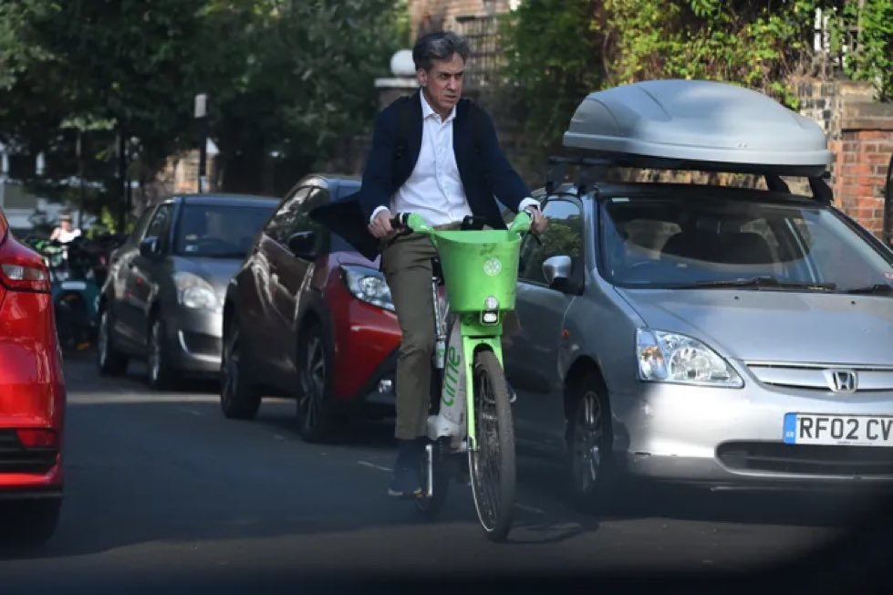 thefrogUKD's tweet photo. “Alexa, show me a plonker on a bike”

Alexa: “ok searching for images” https://t.co/nv46L6fco0
