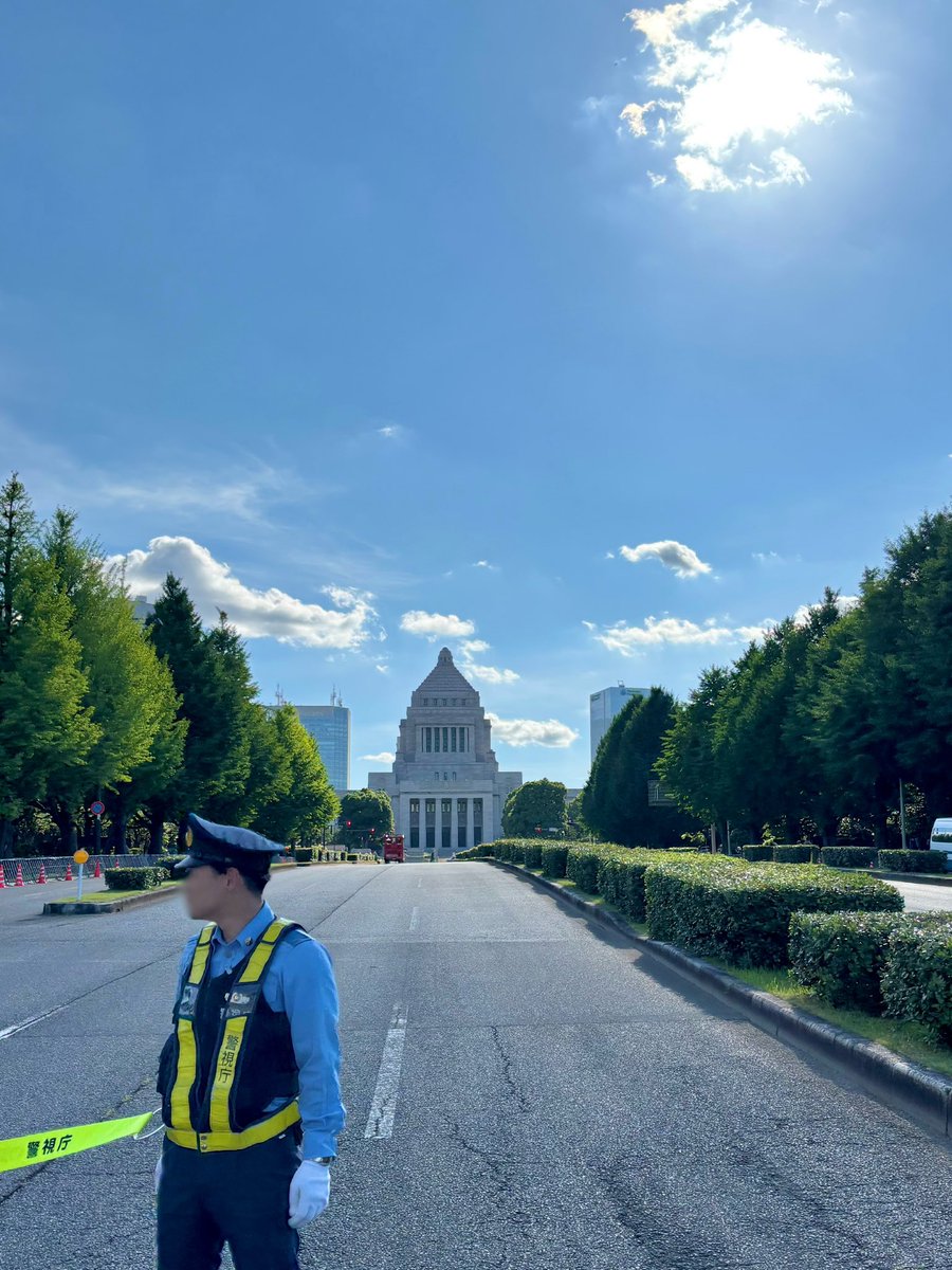 mo_otttt's tweet photo. 国会議事堂前まで行ったぞーーーー！！！！！！ほんとに！？デモのためだけに！？東京まで！？！？？日帰りで！？！？！？？オタクの用事のついでとかではなく！？！？！？？？？？ドン引きだ…………でも今の政治の方がドン引きだからね(?)

#国会正門前大行動0719 https://t.co/wq7w2Xm5ba