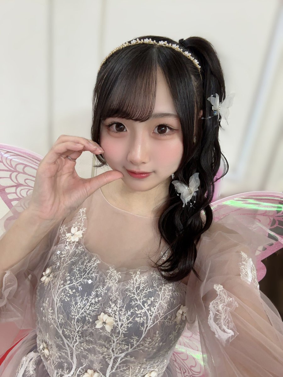 vomriina_920's tweet photo. 妖精りいなのアクスタ＆アクキーは今日まで🧚‍♂️💜
すごく盛れてるからGETしてね！
妖精なのに、なぜかおんりぃわんポーズみたいなのをしてる🫪
道端で花を見つけた時にかざしてみてね(⑅•ᴗ•⑅) https://t.co/w929qzi8NM