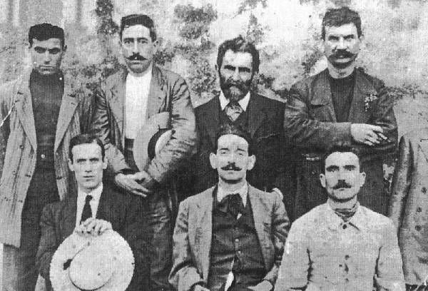 outsidersesp's tweet photo. El 19 de julio de 1921 se constituía la primera milicia popular antifascista de la historia, los Arditi del Popolo, en la ciudad portuaria de Piombino, en la Toscana.

Ante la ofensiva criminal del escuadrismo fascista, el pueblo se organizó y armó alrededor de los Arditi del Popolo y, durante meses consiguieron tomar las calles de ciudades y barrios obreros y enfrentarse a las hordas de camisas negras.