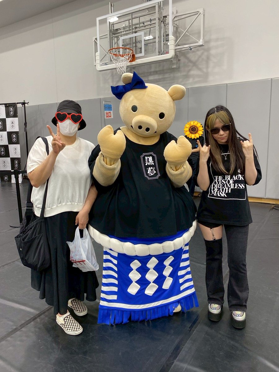 kurodeadly's tweet photo. 念願のぶーちゃんとお友達も一緒に写真撮れて凄い嬉しい🥺黒夢サンドも美味しかった！
#黒夢
#矢場とん https://t.co/zS6LhLLLx1