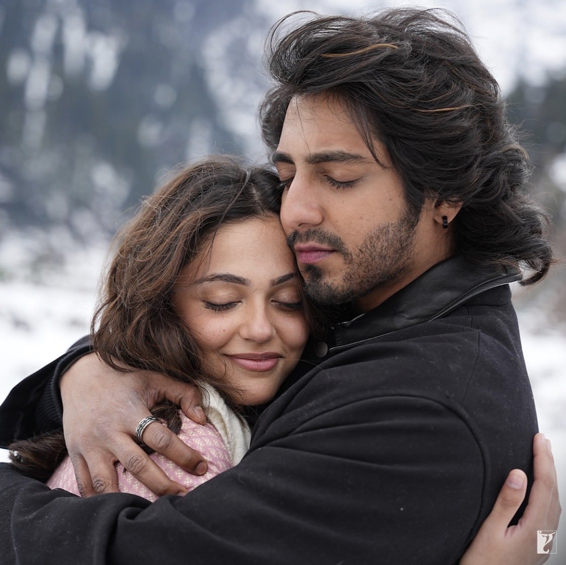 inmyaneetera's tweet photo. yrf release all the takes of that climax scene plzz 😭 https://t.co/A9YQpuF2oO