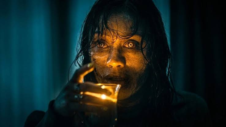 darkavm's tweet photo. 'Posesión infernal: En llamas' ('Evil Dead Burn'): la más floja con diferencia de la saga. Intenta colar una cinta de terror random (son Deadites como podrían ser vampiros, zombis, poseídos, infectados a lo The Crazies...) con cuatro guiños de lore del Necronomicón. Decepcionante https://t.co/azYXsAj6gQ