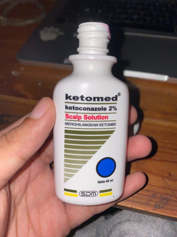 softieeraaa's tweet photo. KEMANA AJA AKU BARU TAU SHAMPOO INI BERKAT THREADS 😭

Padahal baru 2x pake aja, tapi ketombenya beneran mulai berkurang + rambut jadi nggak gampang lepek berminyak. Works banget di aku ✨💯 https://t.co/cvrRJcRFWm