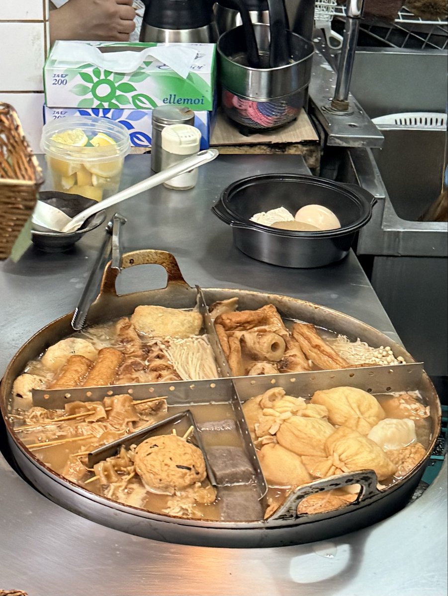 tabe_account's tweet photo. 🍢花くじら本店
大阪福島にある
行列ができる人気おでん専門店

UFO 100円 はんぺん 100円 
豆腐 100円 糸こん 100円 https://t.co/a2UzjurDcG
