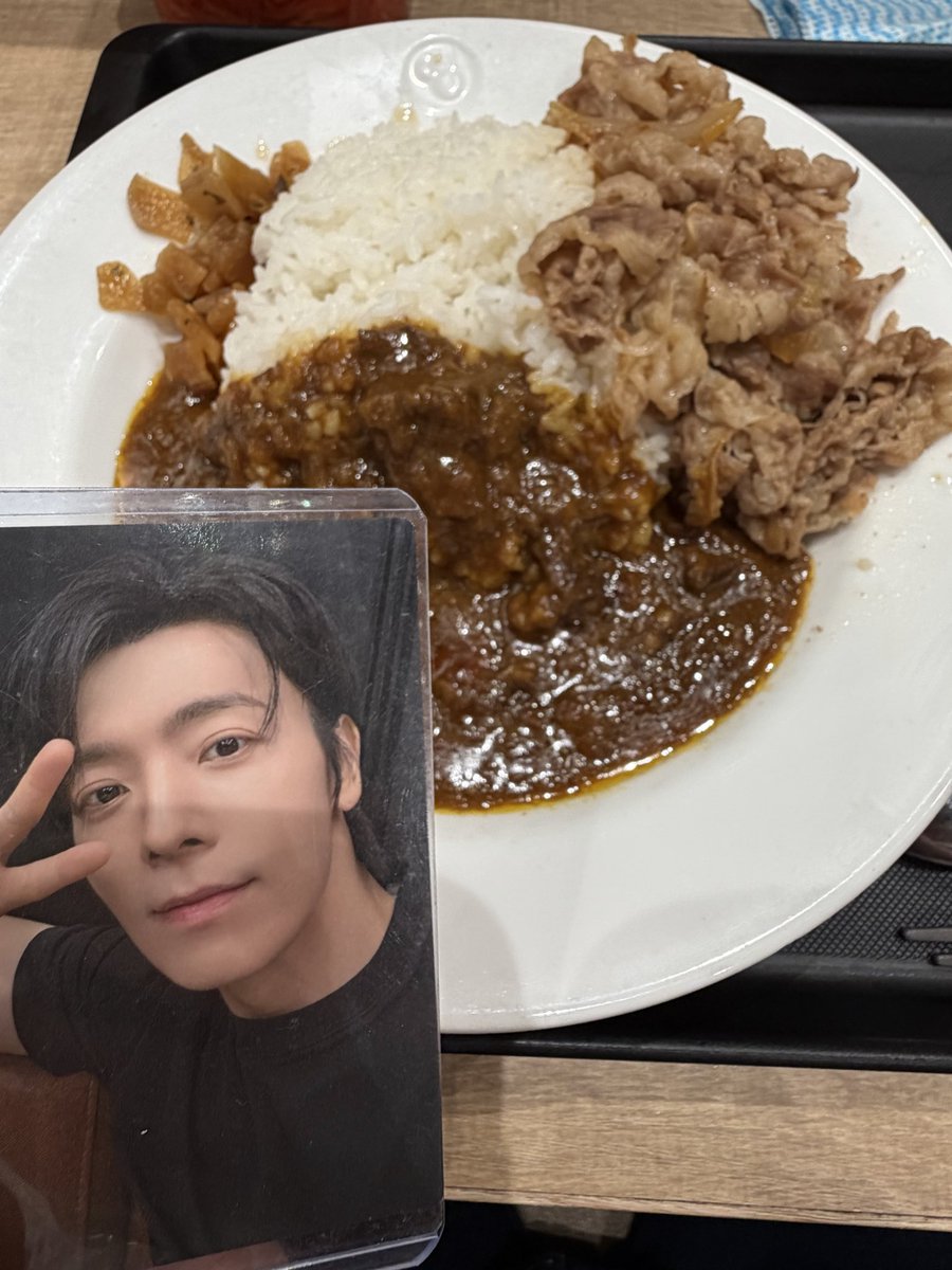 miru0128's tweet photo. ドンヘさん、松屋はこれが美味しいのよ。これは大盛りで特盛まで値段変わらないよ。カレーの中にもゴロゴロお肉入ってて美味しいよ。これは私の今日の晩御飯だよ。 https://t.co/H1NJQWjNA7