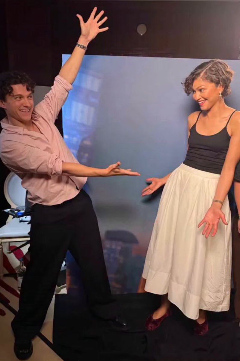 zendayacomz's tweet photo. them recreating one of their iconic moments, where'd all the time go :’)
2026                                         2017 https://t.co/5EtzHNPCGu
