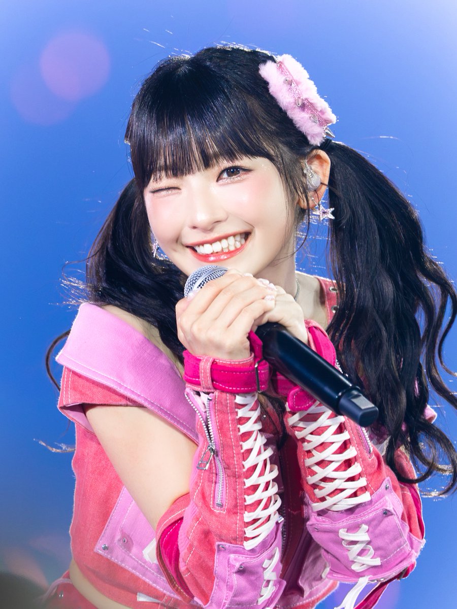 wadaotaku's tweet photo. 「くださいませ」で目のハイライト消す子でバズったけどライブ中の永田詩央里ちゃんは笑顔が可愛くて楽しそうにライブしててこっちの可愛い部分ももっと広まってほしい https://t.co/sgalsVIwoY
