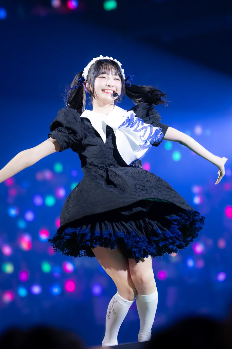wadaotaku's tweet photo. 「くださいませ」で目のハイライト消す子でバズったけどライブ中の永田詩央里ちゃんは笑顔が可愛くて楽しそうにライブしててこっちの可愛い部分ももっと広まってほしい https://t.co/sgalsVIwoY