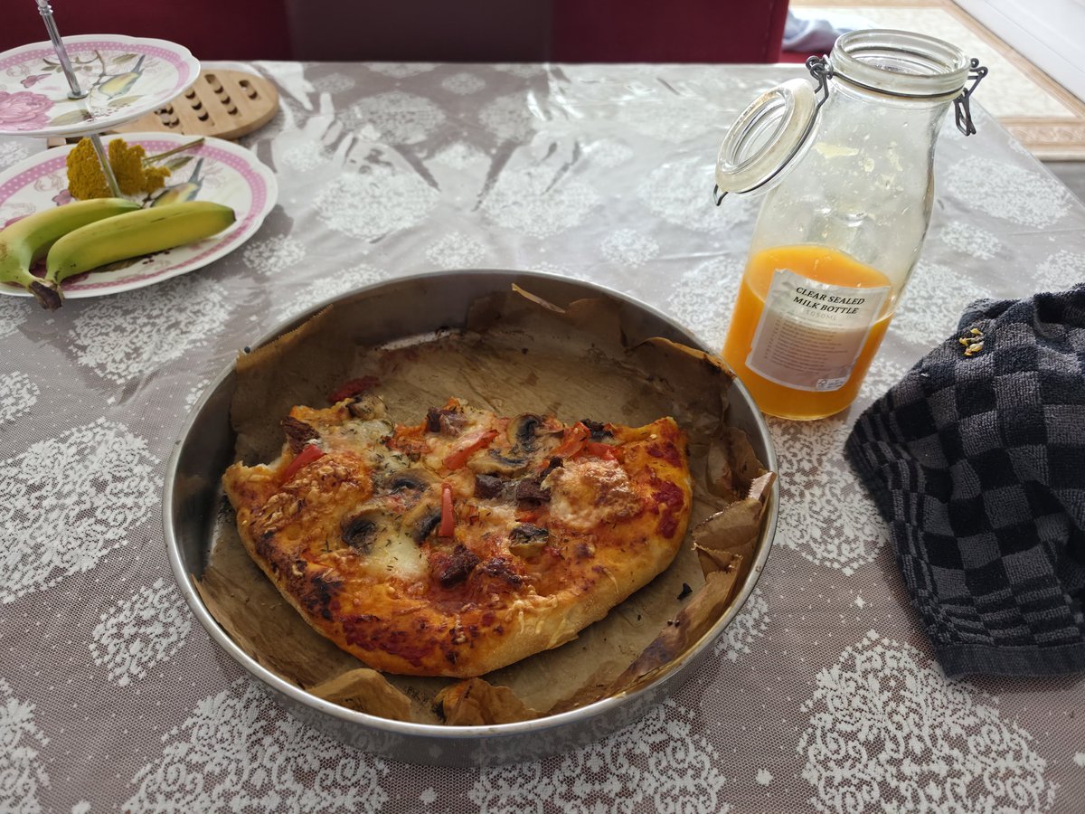 reweenjoyer's tweet photo. Anne queenin elinden ekşi mayalı pizza ve 1 litre taze portakal suyu https://t.co/3sC2cotZmJ
