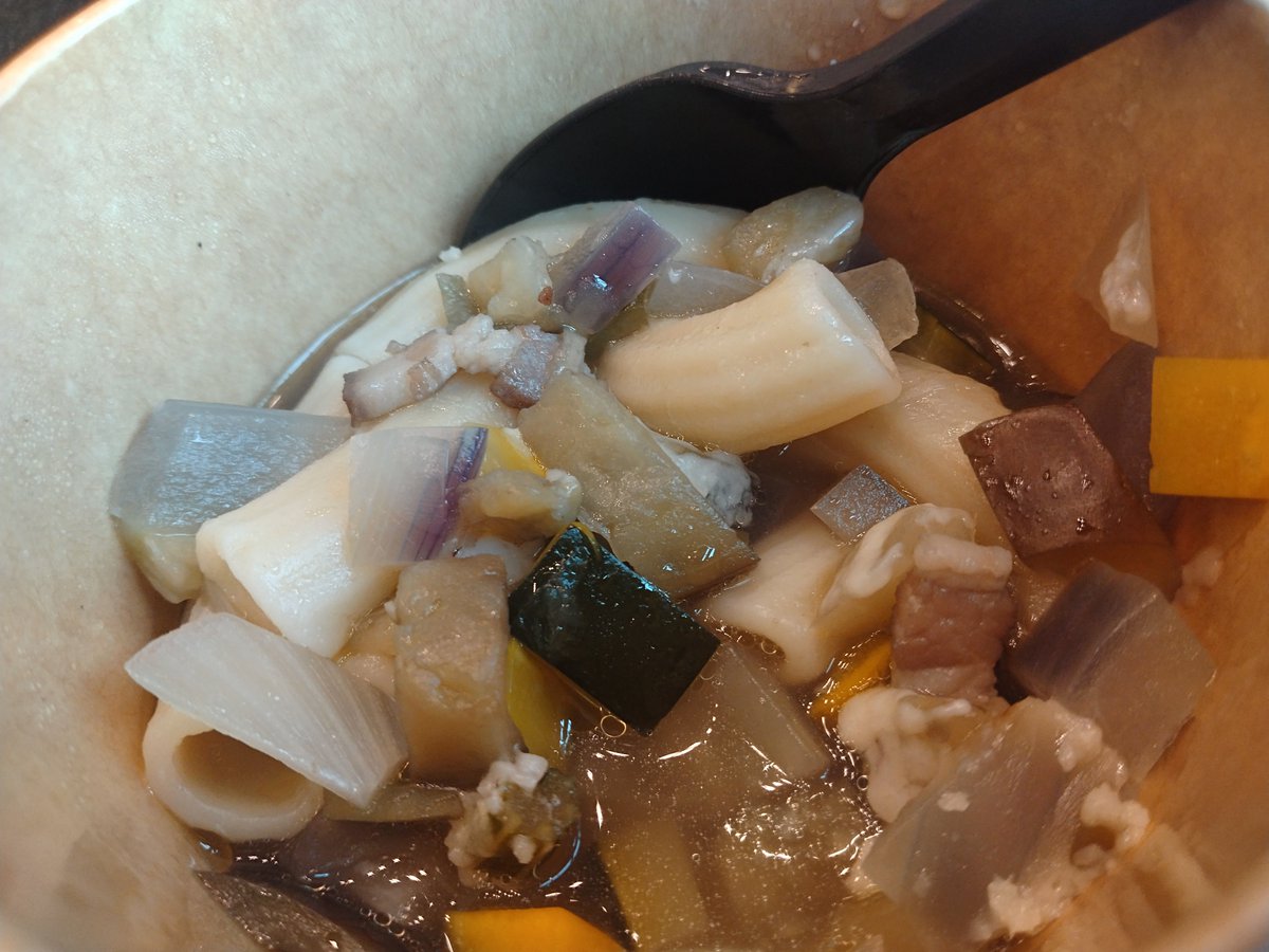 Power74Smile's tweet photo. 7/12(日)　トラントロア

スープパスタ
信州産野菜と自家製ベーコンのミネストローネ

野菜とベーコンの旨味がたっぷり！
トマトベースではないミネストローネで新鮮✨
並びもなくサクサク買えてしまうので、、また食べる機会はなさそうだなぁとおかわりしちゃうくらいめっちゃ美味しかった！！ https://t.co/IAYlf5yft5