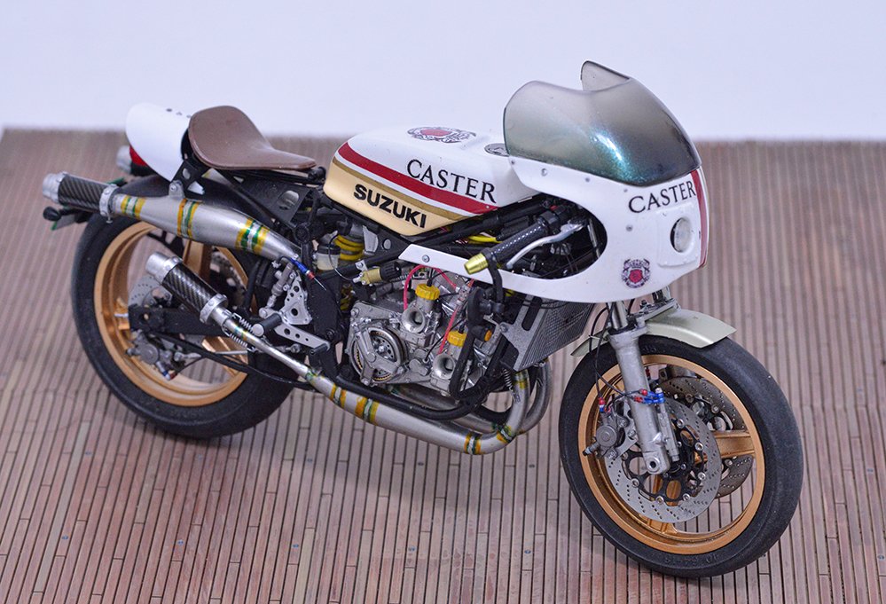 ykmodes's tweet photo. タミヤ 1/12 RGB500のオリジナルカスタム完成しました。
元々テールカウルの紛失した組立済ジャンクキットのレストアからスタートしたので、テールカウルレスに合わせカフェレーサー風に仕上げました。各部を自作3Dプリントパーツでディティールアップし、良い具合の緻密感を得られたと思います。 https://t.co/7bxCnq1t6Z
