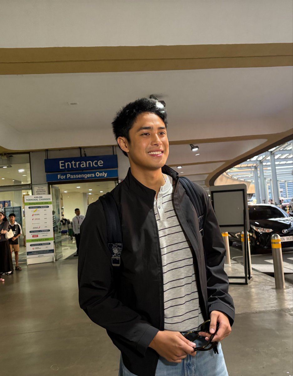 ABSCBNNews's tweet photo. Tumulak papuntang Sydney, Australia sina Robi Domingo, Donny Pangilinan, Darren Espanto, at Belle Mariano para sa "ASAP XP Australia 2026." | via @darylle_marie https://t.co/RJ6wKgr6Vd