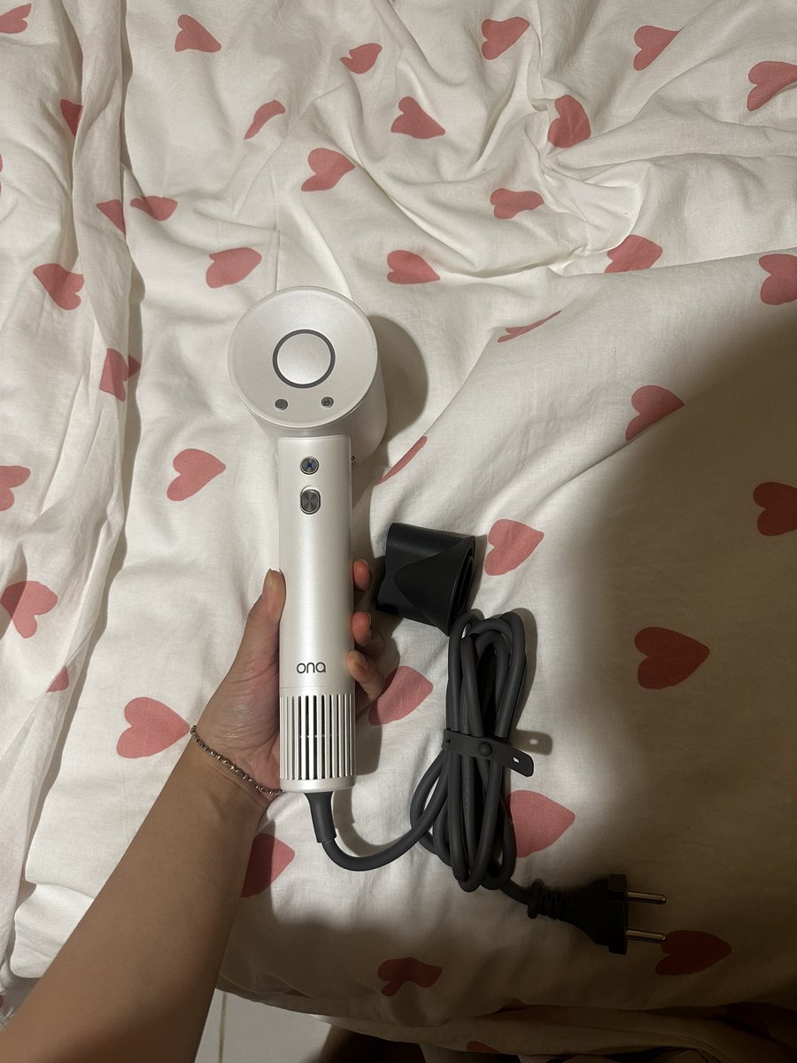 whitedust_131's tweet photo. @useurbrainy kakk mau ga, aku preloved hair dryer ONA ku 500k ajaa https://t.co/unIxwNYkqU