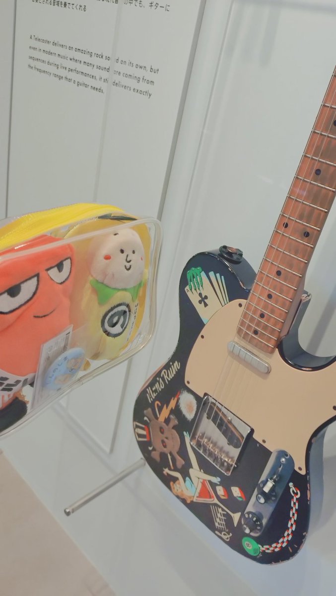 Mori92da's tweet photo. 7/19
原宿のフェンダーショップで、晴一さんのギター見てきた！いつも使ってるギターをめちゃくちゃ近くで見れて良かった！ポレンジくんとはっさくんにもギター見せました！ https://t.co/HadWMKkbyd