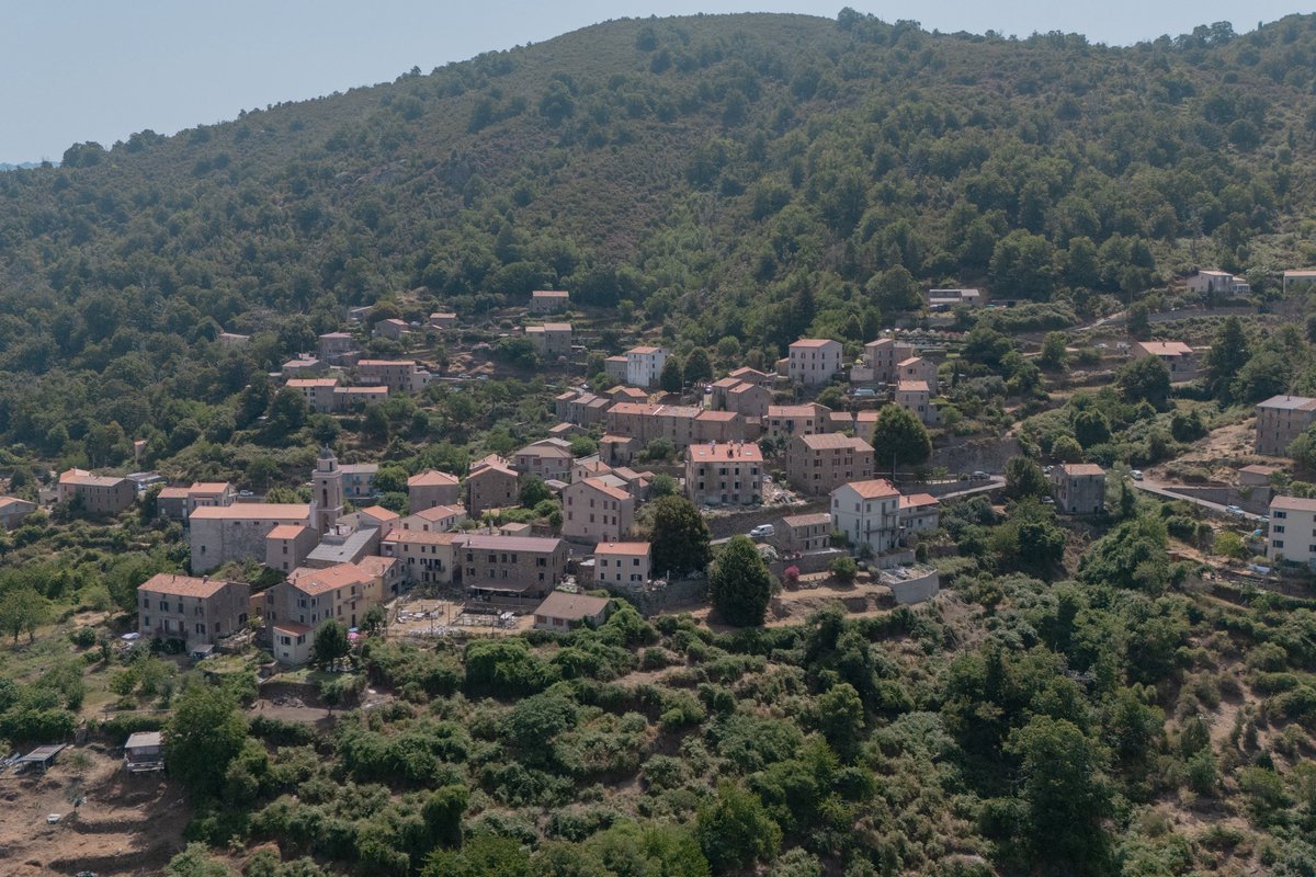 Partitu_FemuAC's tweet photo. Chì piacè di veda vi cusì numarosi, arimani, in Marignana, pà cuntrastà nantu à u prughjettu d’autunumia ! 

À ringrazià vi pà a vostra prisenza è a vostra participazioni ! 

Ringraziemu, di cori, u merri Mathieu Ceccaldi, u nostru amicu, è a so squadra municipali pà l’accolta. 

Vos questions et vos interventions, nombreuses et de qualité, ont nourri des échanges riches et précieux autour du statut d’autonomie de la Corse. 

Retour sur le vote positif des députés français en juin dernier, suite du parcours parlementaire, contenu du projet de loi constitutionnelle pour une Corse autonome, déclinaison de notre vision de l’autonomie et de notre projet de société, sont autant de thèmes qui ont rythmé notre discussion. 

Ce moment de partage confirme l’aspiration des Corses à l’autonomie pour répondre aux préoccupations quotidiennes de notre peuple et aux grands défis de notre île : logement, lutte contre la spéculation et la dépossession foncières et immobilières, fiscalité du patrimoine et droits de succession, aménagement du territoire, revitalisation de l’intérieur, services publics et développement économique et social dans nos villages, pouvoir d’achat, identité collective…

C’est tout le sens de cette évolution statutaire : donner à la Corse les moyens institutionnels permettant de définir et mettre en œuvre des politiques publiques adaptées à ses réalités et besoins spécifiques. 

Insemi, Femu a Corsica di dumani è custruimu, incù i Corsi, un statutu d’autunumia pà u Populu corsu ! 

À prestu pà altri scontri !