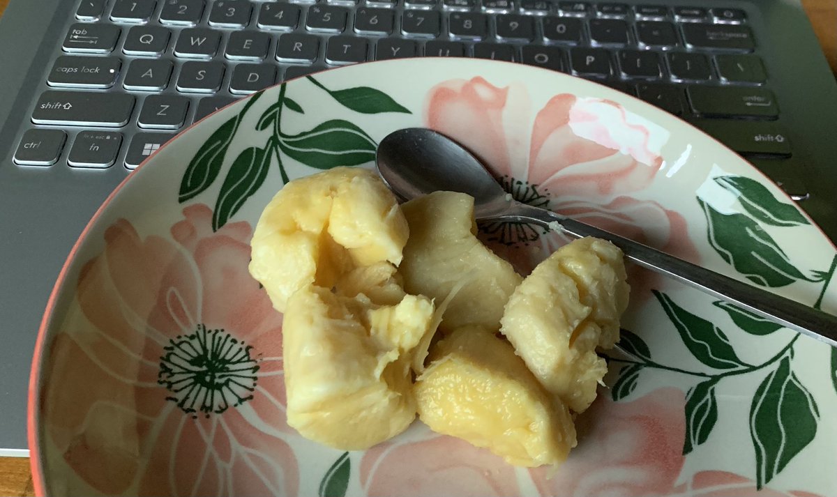 amonaliey's tweet photo. mam tape dingin2 ternyata sprt mam eskrim 🤏 https://t.co/RjA8JeUAu1