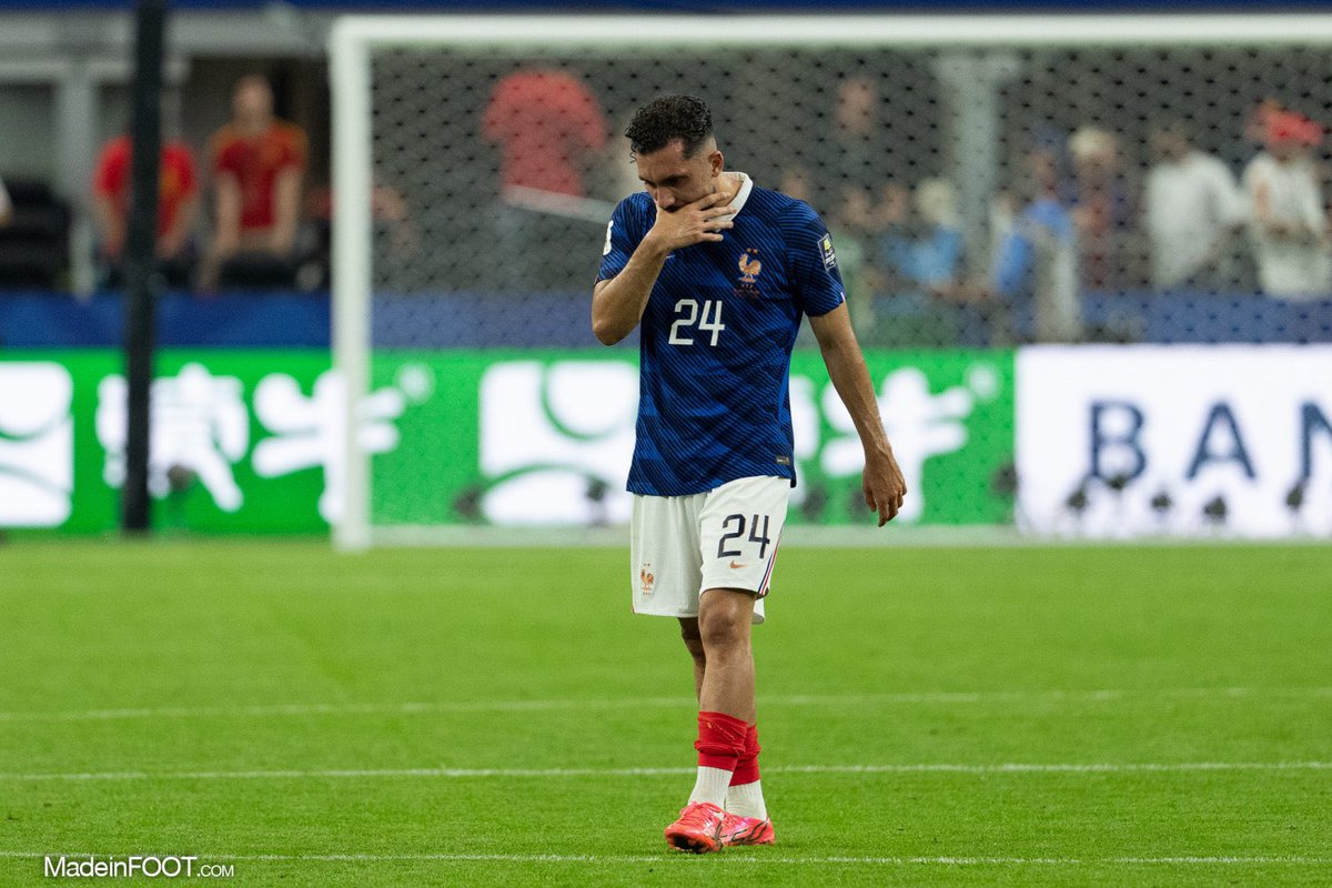 LucasMemphiste's tweet photo. Patience fils. Tu prend pour tous le monde, comme depuis le début de ta carrière. Nous on le sait.
ZZ arrive, ton tour viendra, tu sera l’étoile de cette équipe. 
Jamais on descendra. ❤️
Bonne vacances. https://t.co/PO96w8DfIh