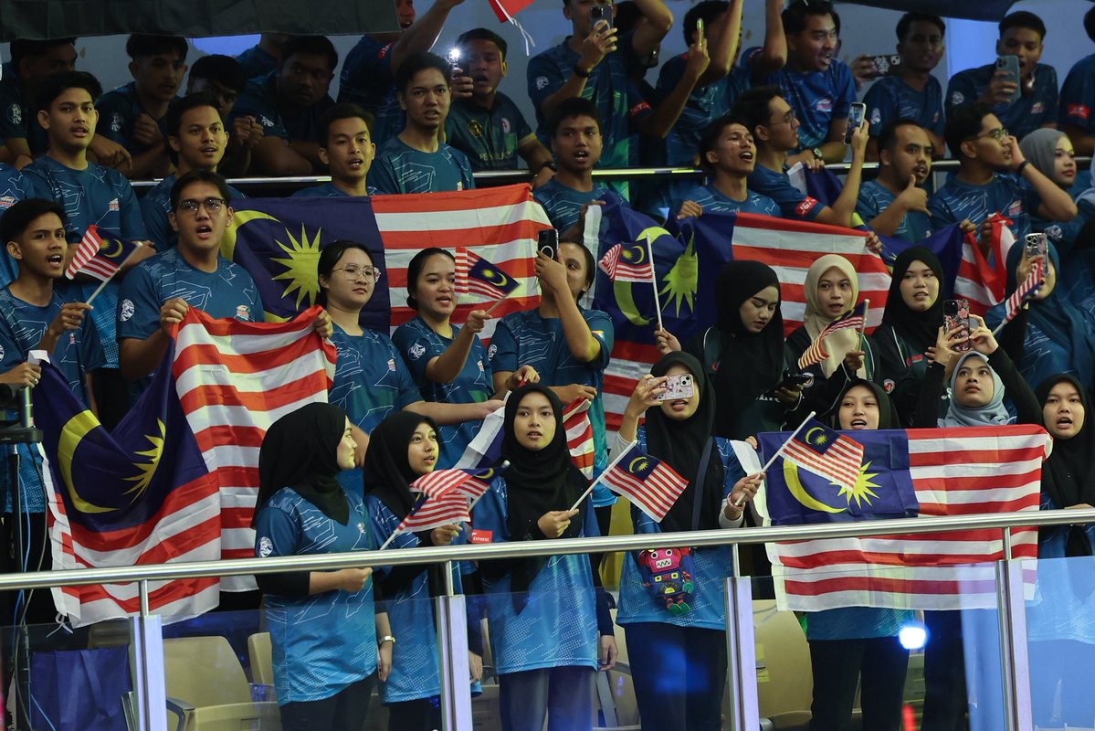 fahmi_fadzil's tweet photo. Bahang sambutan Hari Kebangsaan dan Hari Malaysia dah mula terasa! 🇲🇾

Hari ini, YAB Perdana Menteri telah melancarkan Sambutan Bulan Kebangsaan dan Kibar Jalur Gemilang 2026 di Ipoh, Perak.

Buat pertama kali tadi, lagu tema "Aku Berjanji" ciptaan dan nyanyian Faizal Tahir dipersembahkan. Tahniah Faizal atas karya yang membawa mesej perpaduan, kebersamaan dan semangat cintakan negara.

Ayuh kibarkan Jalur Gemilang dengan penuh megah dan bangga.
Pastikan bendera dalam keadaan sempurna dan dipasang dengan betul!

Sama juga di platform digital. Hati-hati jika guna AI. Jangan sampai tak cukup sifat dan menjejaskan maruah lambang kebanggaan kita.