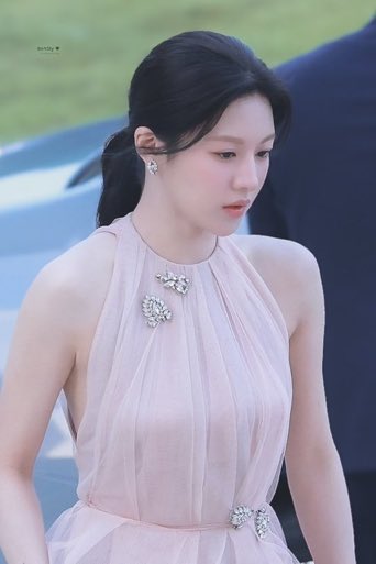 elenaaverse's tweet photo. • 📍Bandung, Indonesia.

I was at my parents subcompany launch party.
Got a lil surprised, I didn't know there would be so many reporters like it was in SK. Thank you for taking this beautiful picture. 🤍🩷 https://t.co/b5KPhd2iie
