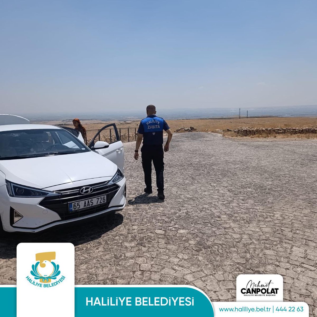haliliye_bld's tweet photo. 12 bin yıllık tarihiyle insanlık tarihine ışık tutan #Göbeklitepe sizi bekliyor. 🤗👮‍♂️
  
📍 Zabıta ekiplerimiz, dünyanın en eski tapınak merkezi olan Göbeklitepe’de misafirlerimizin konforlu ve güvenli bir ziyaret geçirmesi için görevde. https://t.co/862zQHs5s0