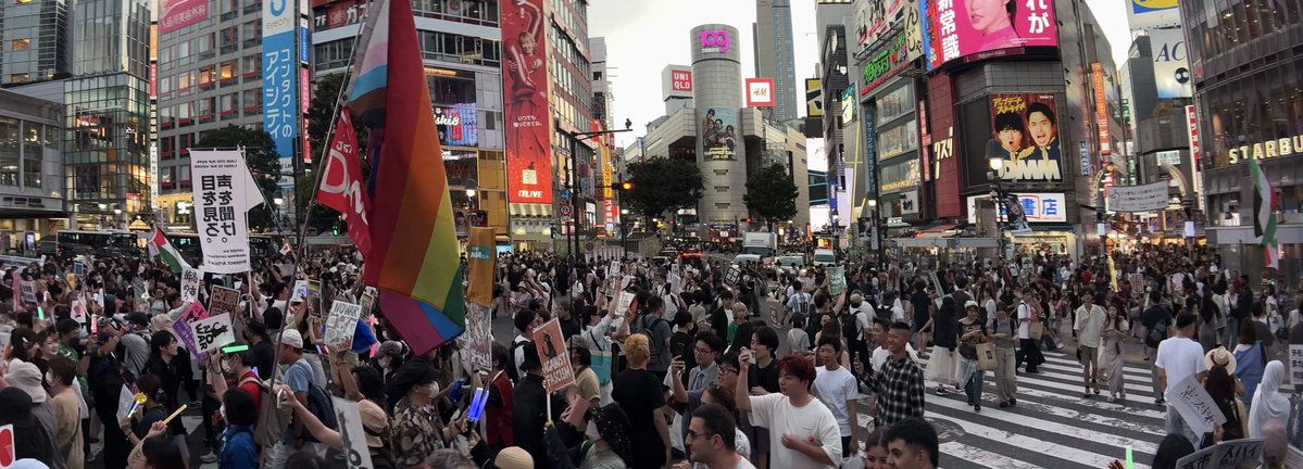 nora_zakura's tweet photo. 渋谷スクランブル交差点デモ終わりました。
今回は国会前から合流した方も多く、ほぼオキュパイになりました。
参加されたみなさんおつかれさまでした。
#交差点デモ写真部
#CrossingProtestPhoto
#OccupyShibuyaCrossing https://t.co/FkdmnL9cU4