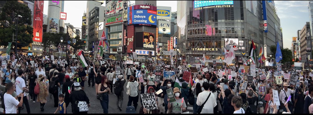 nora_zakura's tweet photo. 渋谷スクランブル交差点デモ終わりました。
今回は国会前から合流した方も多く、ほぼオキュパイになりました。
参加されたみなさんおつかれさまでした。
#交差点デモ写真部
#CrossingProtestPhoto
#OccupyShibuyaCrossing https://t.co/FkdmnL9cU4