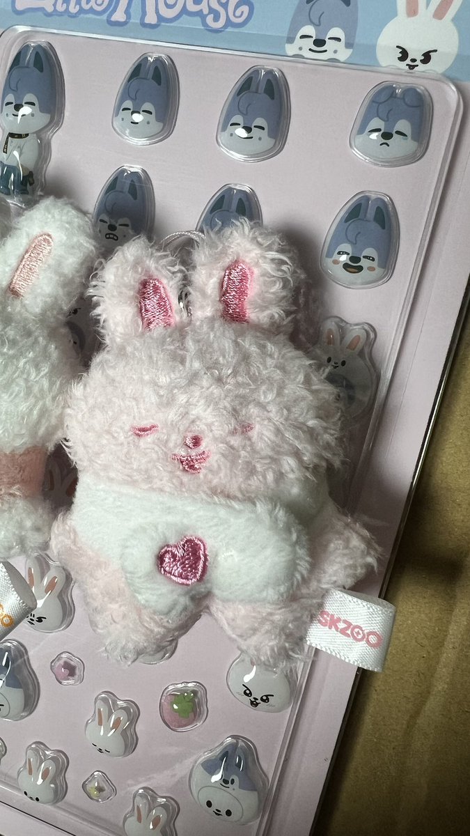 BoobooYurilin's tweet photo. お前、、、めっちゃストロベリーの香りなんだな。
香り付きなの知らなくて開封して驚いたわ！！

白の子は無臭でした． https://t.co/cXHzoR8ECl