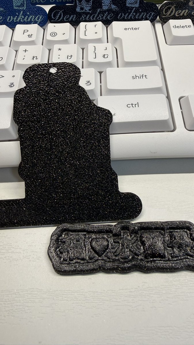 Senba_oshio's tweet photo. AmazonHaulで買った身元不明のブラックグリッターゴールドのPLAフィラメント。金というか黒ベースに金のラメが少々、0.2mノズル❌。平成懐かしきおもちゃの印象があって好きかも👍
ただキロ6kと通常の3倍だからなぁ😣 https://t.co/YC5f8cTmQ7