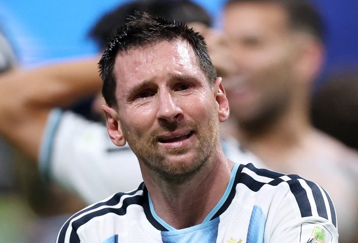 mdhasanofc's tweet photo. 🩵🤍 On the eve of the World Cup Final, Leo Messi shared a heartfelt message with every Argentinian. 💌

“The most beautiful thing about all these years was 𝐧𝐞𝐯𝐞𝐫 𝐣𝐮𝐬𝐭 𝐭𝐡𝐞 𝐭𝐢𝐭𝐥𝐞𝐬, 𝐛𝐮𝐭 𝐭𝐡𝐞 𝐞𝐧𝐭𝐢𝐫𝐞 𝐣𝐨𝐮𝐫𝐧𝐞𝐲”.

“Sharing day-to-day life with this group, competing together, picking ourselves up in the difficult moments, and 𝐞𝐧𝐣𝐨𝐲𝐢𝐧𝐠 𝐞𝐯𝐞𝐫𝐲 𝐬𝐭𝐞𝐩”.

“Thanks to each one of my teammates, to the coaching staff, and to all the great people who work every day to keep this National Team as a 𝐟𝐚𝐦𝐢𝐥𝐲”.

“Whatever happens tomorrow, this group has already written 𝐚 𝐬𝐭𝐨𝐫𝐲 𝐭𝐡𝐚𝐭 𝐰𝐞 𝐰𝐢𝐥𝐥 𝐧𝐞𝐯𝐞𝐫 𝐟𝐨𝐫𝐠𝐞𝐭 and that no one will be able to erase”.

“𝑽𝒂𝒎𝒐𝒔, 𝑨𝒓𝒈𝒆𝒏𝒕𝒊𝒏𝒂”.