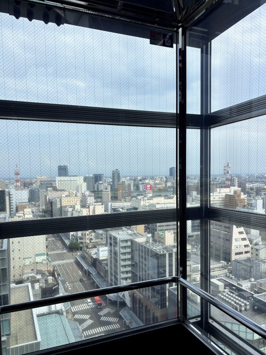 711225's tweet photo. 金曜日、時間があったので何十年かぶりにNEXT21の展望台に上ってみた。シースルーエレベーターってこんなに怖かったっけ…。結婚式の二次会とかで来たくらいの記憶しかないんだけど、ここからの景色は海側がよく見えて、人もほとんどいなく、なかなか穴場でした https://t.co/3RNd74ZRNe