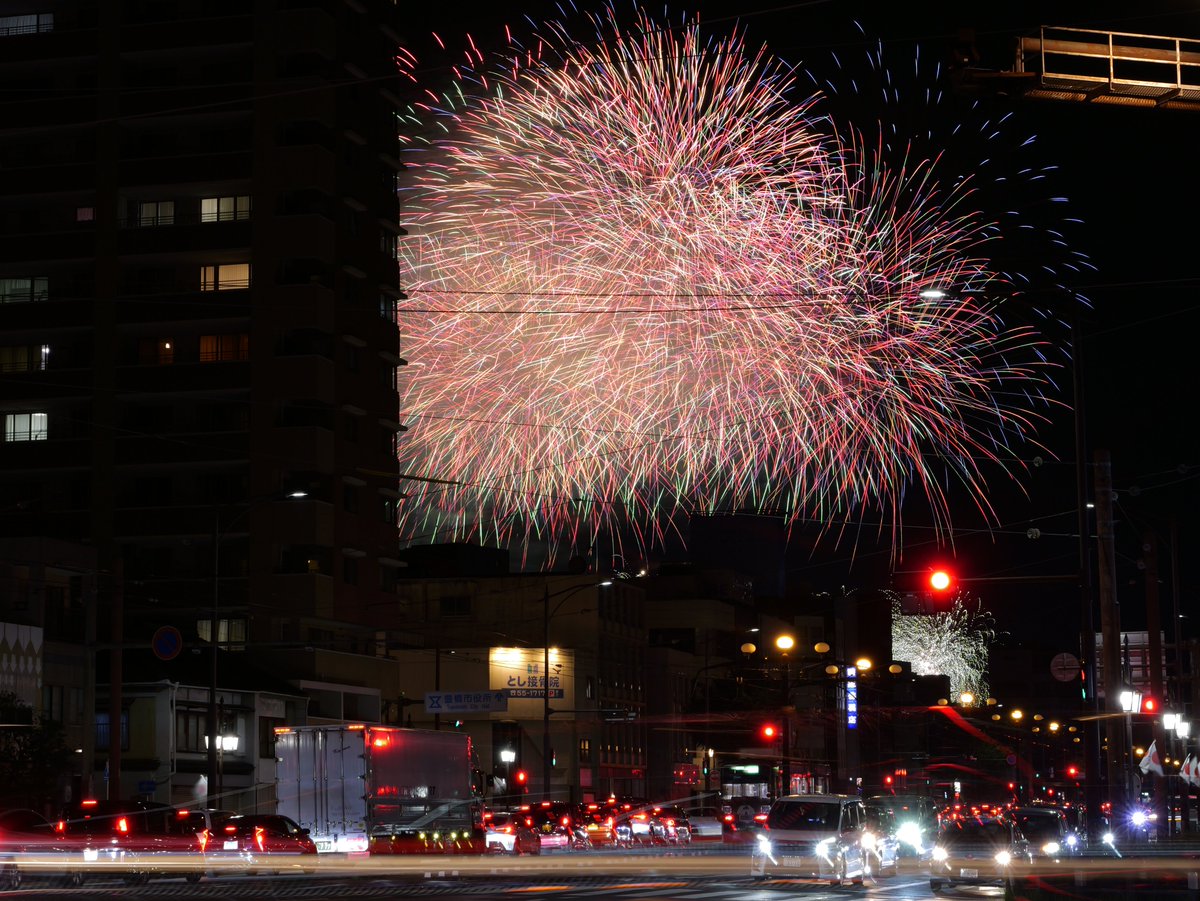 atsu_ca65's tweet photo. 豊橋祇園祭花火大会2026
新川交差点にて市電とのコラボは、3回なんとか撮れました。電車OKなのに花火来ないとか歯がゆいシーンばかり。これは根気よく通うしかないですね。 https://t.co/IpibT77ayb