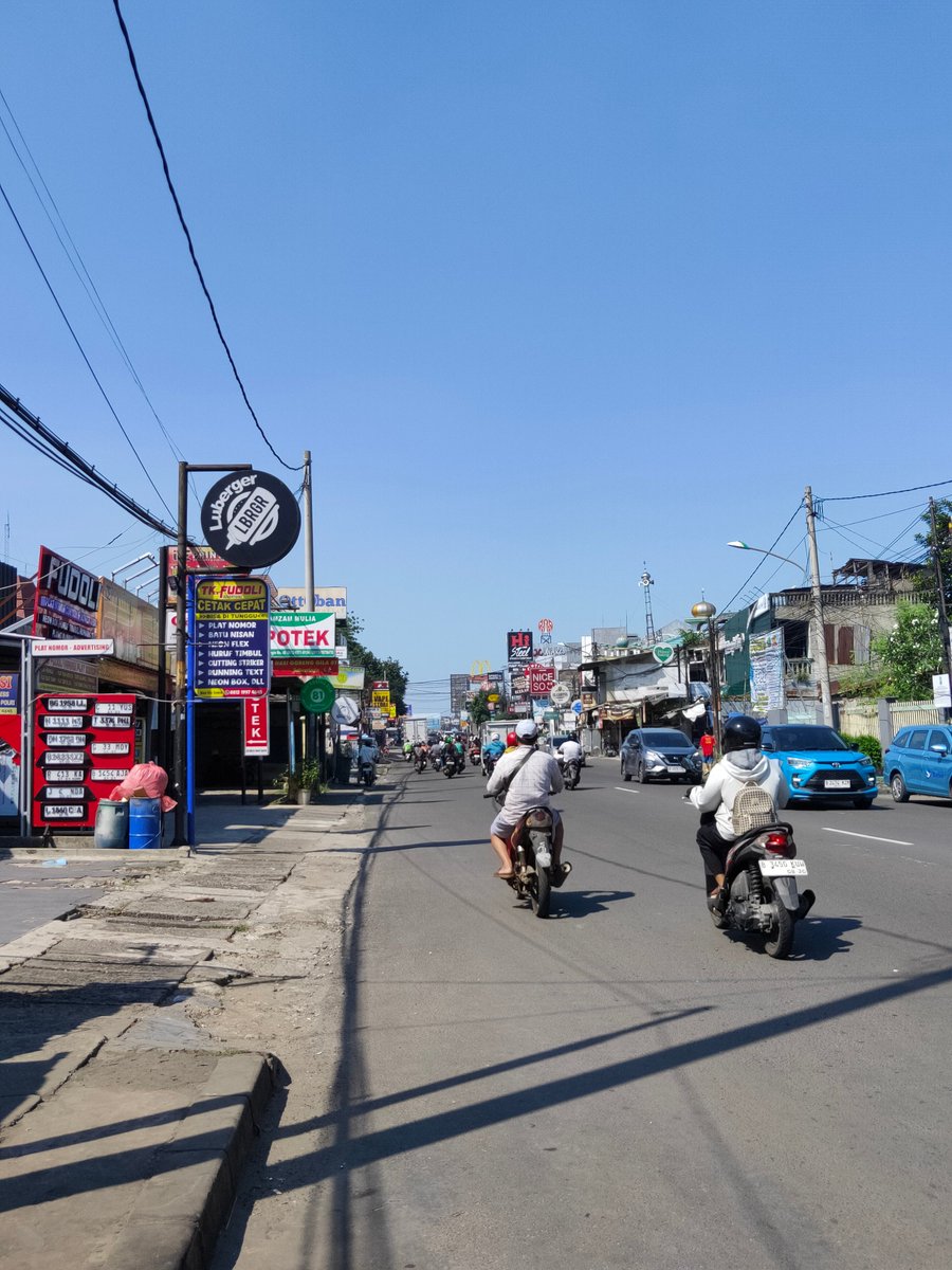 txttransportasi's tweet photo. Jl. Raya Jatiwaringin sisi Jakarta Timur &amp; Bekasi kontras banget bedanya. https://t.co/aKGSX84yab