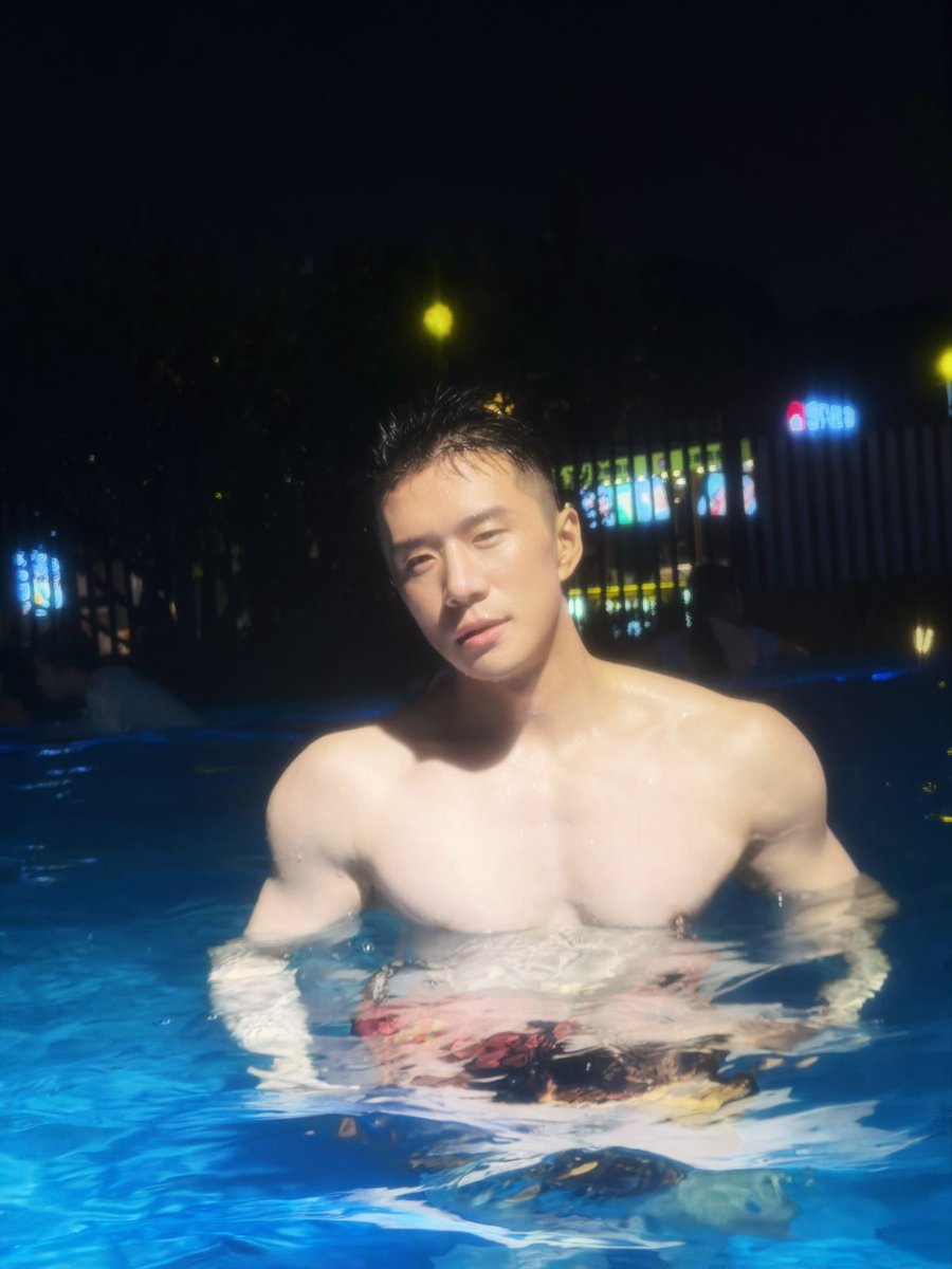 Rowan2277's tweet photo. 夏天玩水！
喜欢写真集可以私我！ https://t.co/w9SLJfwNEv