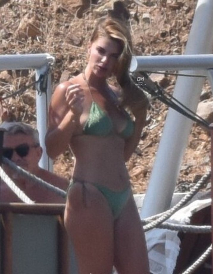 daily_magazin's tweet photo. Pelin Karahan, Bodrum'da tatilde görüntülendi. https://t.co/NWpcam8xBg