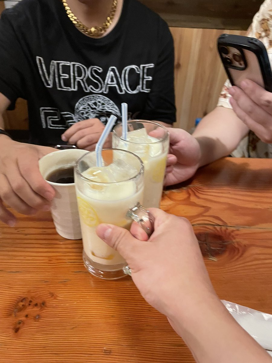 ANESA_RYU's tweet photo. 今日はANESAの3人でスタジオ練習を終えたあと、鳥貴族へ🍺
より素敵なライブにするためのミーティングもしてきた。  
意見はそれぞれ違うけれど、話し込むと根っこは同じだった。  
ココのシャツもネックレスもいい感じ🐲 https://t.co/tY2ocQZrY6