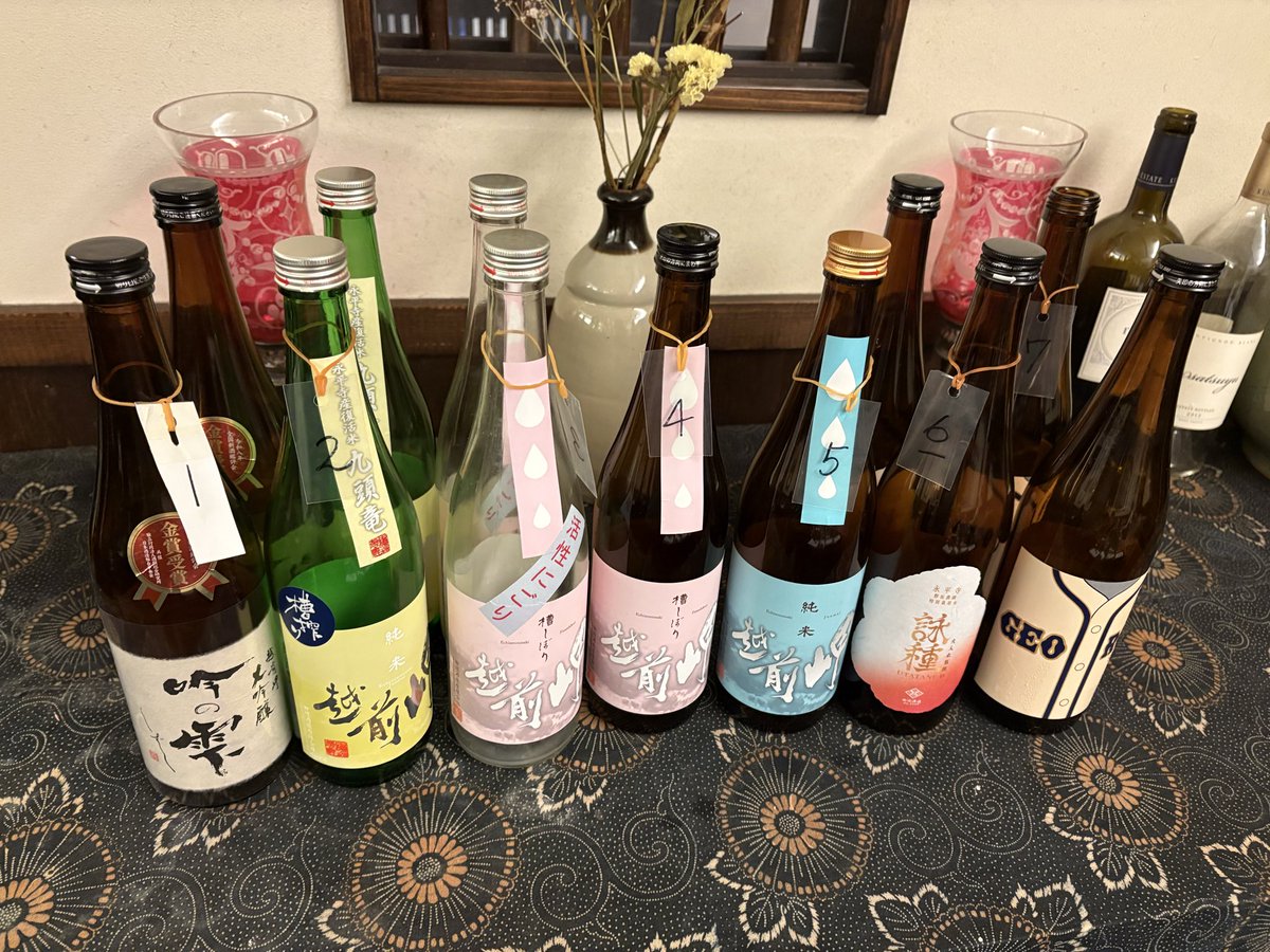 ngt6816's tweet photo. 本日頂いた日本酒たち

本日は越前岬を醸される田辺酒造さん(福井県吉田郡永平寺町)の日本酒の会に参加🌾🍶😋
蔵元杜氏夫婦をお迎えして蔵のお酒の説明をうけつつ、季節のお料理に舌つづみをうちました😆 https://t.co/C0Wm7Jjurh