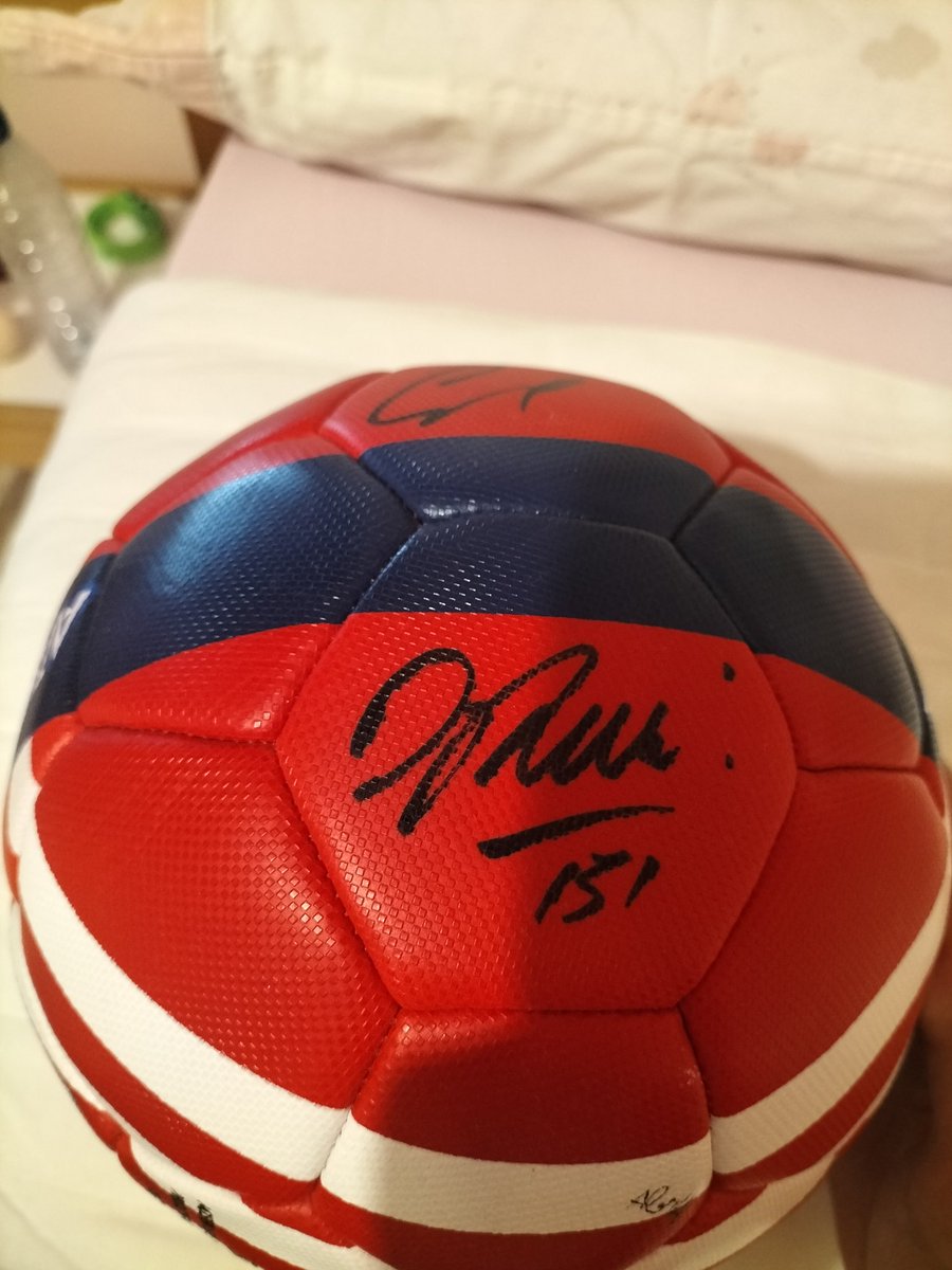 JavierFajardo10's tweet photo. @loloutlaw Pues yo quiero que gane España pero a mi De Paul que ni le respiren cerca. Hace 3 años en un entrenamiento abierto se acercó a mi hija de 5 años (estando nosotros en una esquina y él en la banda en medio del campo) y le regaló una pelota firmada. Sólo por eso tiene mis respetos. https://t.co/zCM6QJjO1h