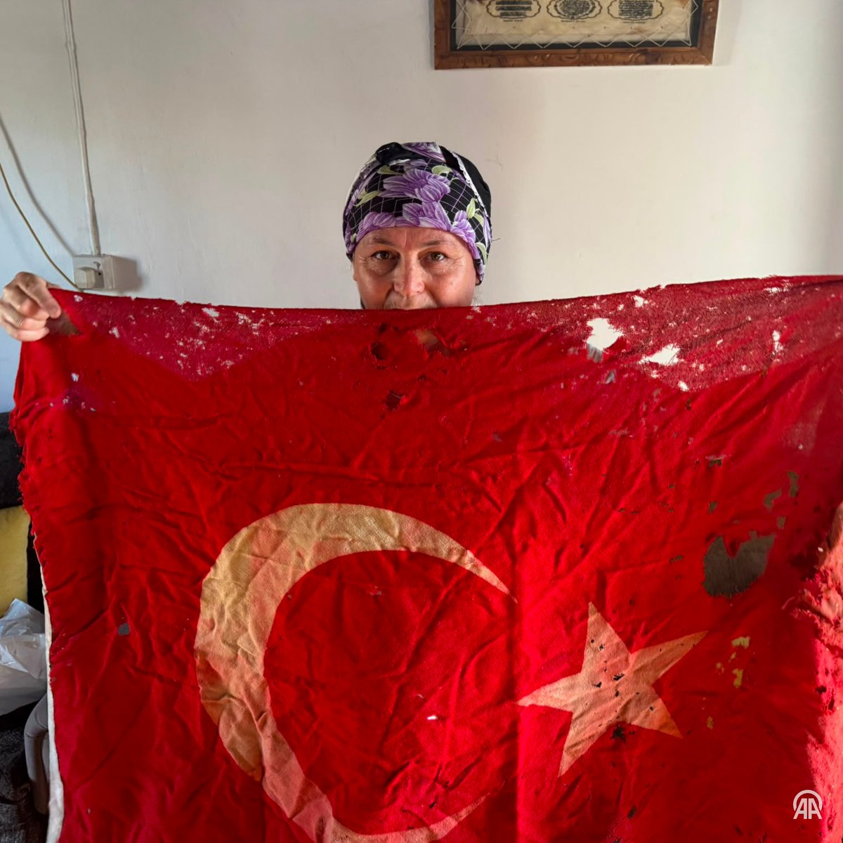 bosunatiklama's tweet photo. Ankara'da yaşayan Aynur Gazcıoğlu, Kıbrıs Barış Harekatı'nda Mehmetçiğin kullandığı Türk bayrağını 36 yıldır saklıyor. https://t.co/oyD7Flb6c3