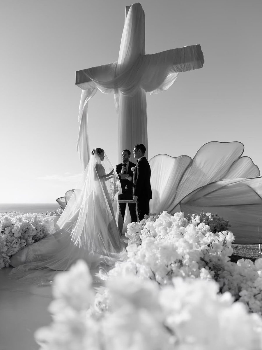 reallKAT's tweet photo. 🚨JUST IN: A wedding g is trending because of its cross decoration altar https://t.co/OPCEEIdOoj