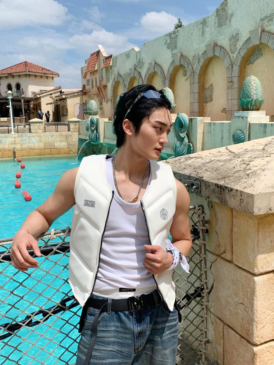 10aeo's tweet photo. 씨피 양쪽 다 이만큼 잘생긴거 진짜권력이죠 https://t.co/uEgTaL4Uxx