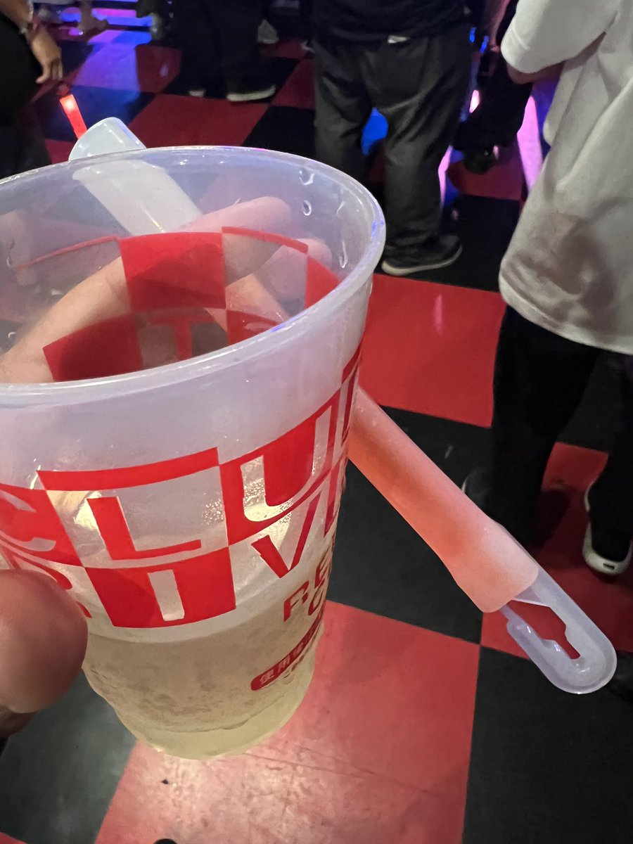 rui_blade02's tweet photo. 「Burn!!/優木せつ菜」流れたから前飛び出した、なぜかVJからハイボールもらった。

#リバニメ https://t.co/R0yOUDju0U